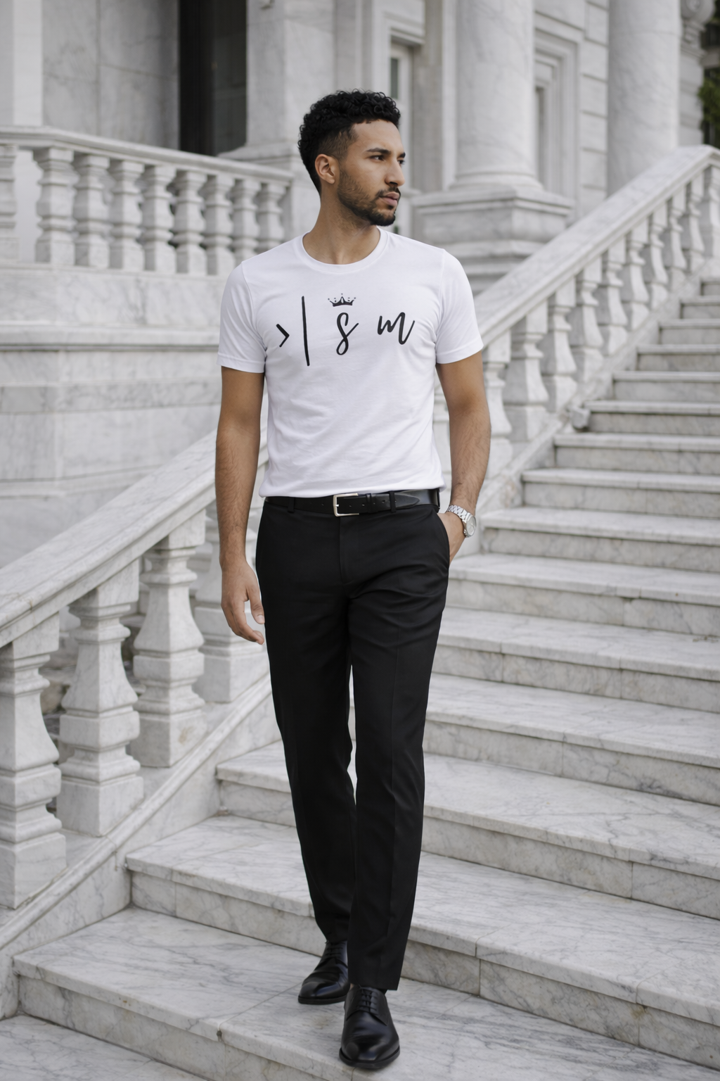 ragazzo lifestyle, elevato status, con maglietta bianca e pantalone nero legante scende scalinata di marmo lusso